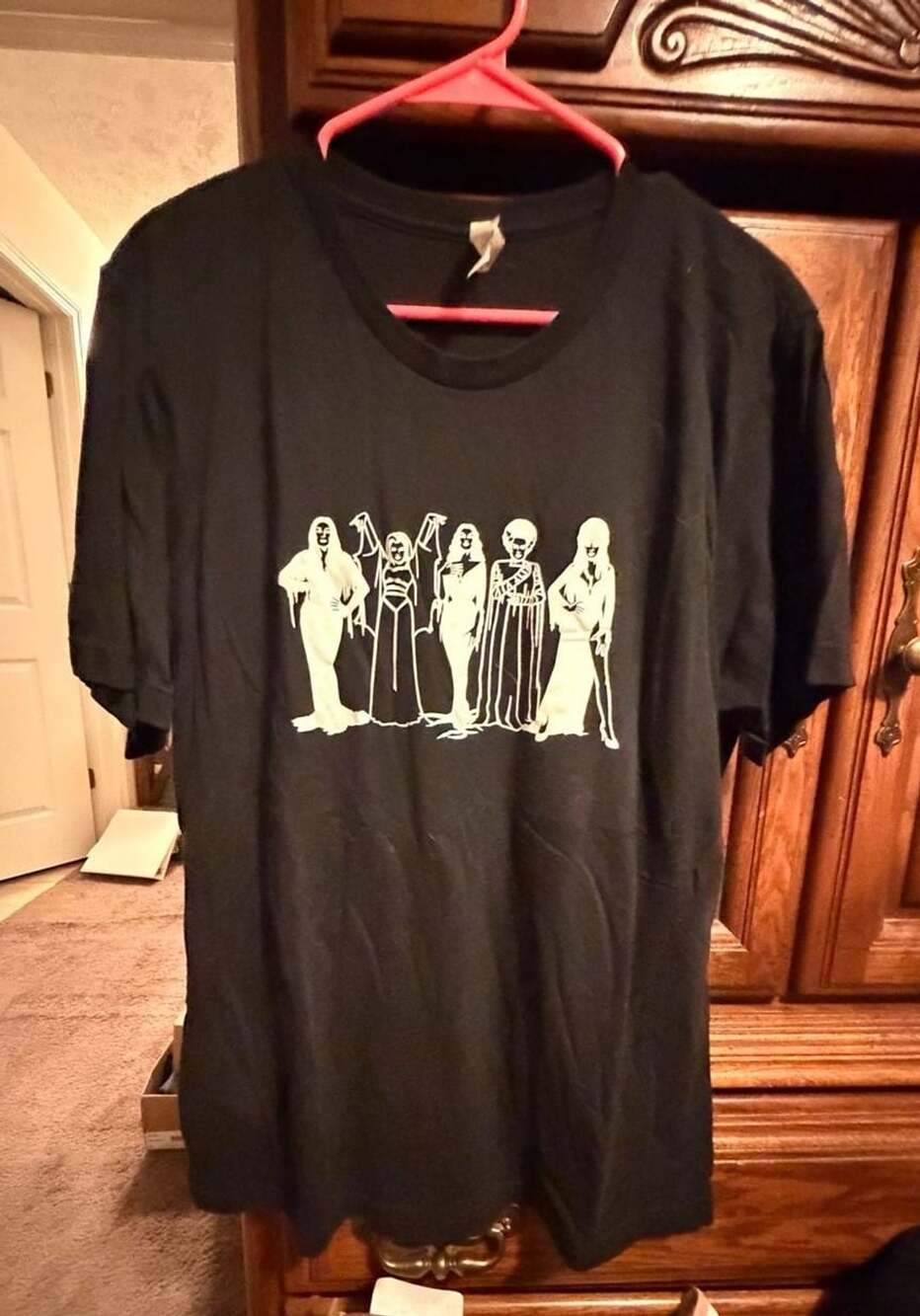 Black Graphic T-Shirt Horror Movie Queens, size XL